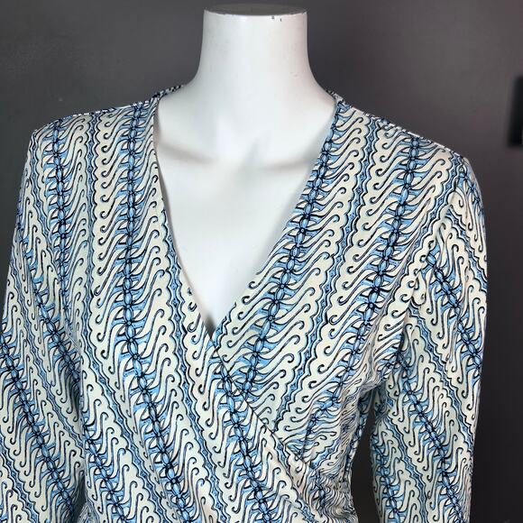 J. McLaughlin top Large faux wrap long sleeve v-neck cream blue stretch slimming - Picture 5 of 8